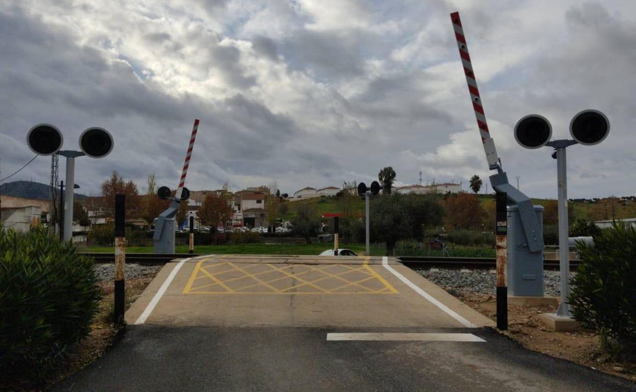 Nuevas señalizaciones en el paso a nivel que da entrada a la barriada San Blas