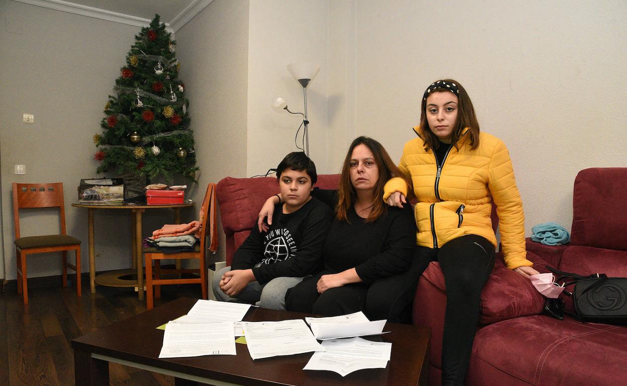 Manuela Caballero, de Plasencia, con dos de sus tres hijos. 