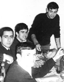 Imagen secundaria 2 - Arriba, grupo de alumnos del curso 1963-64 en la clase de gimnasia que se daba en las pistas deportivas anteriores a la construcción del pabellón deportivo, situadas donde hoy está el Hotel Don Manue; aajo a la izquierda, clase de 4º de Primaria del curso 95-96 con los primeros uniformes escolares; y a la derecha,e n el centro de la imagen, Pedro Almodóvar con tres compañeros. 