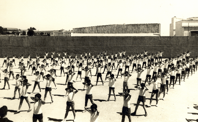 Alumnos. En el centro de la imagen, Pedro Almodóvar con tres compañeros y, a la derecha, una clase del curso 1951-52.