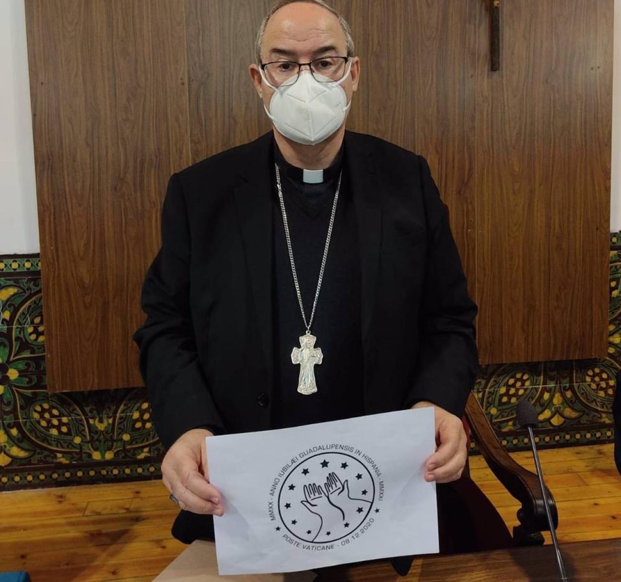 El arzobispo de Toledo y Primado de España, Francisco Cerro Chaves, con el matasellos del Vaticano dedicado al Año Jubilar. 