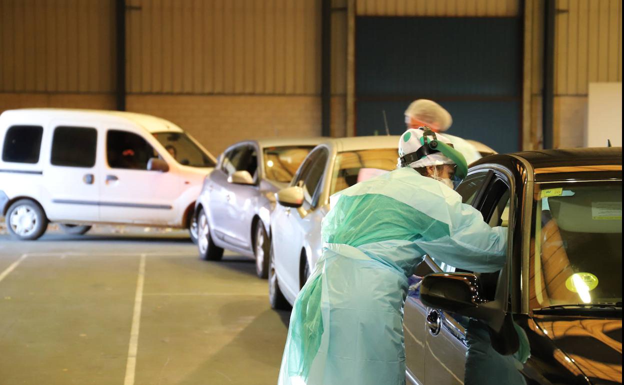 Cola de coches en Feval en el primer día del cribado poblacional en Don Benito