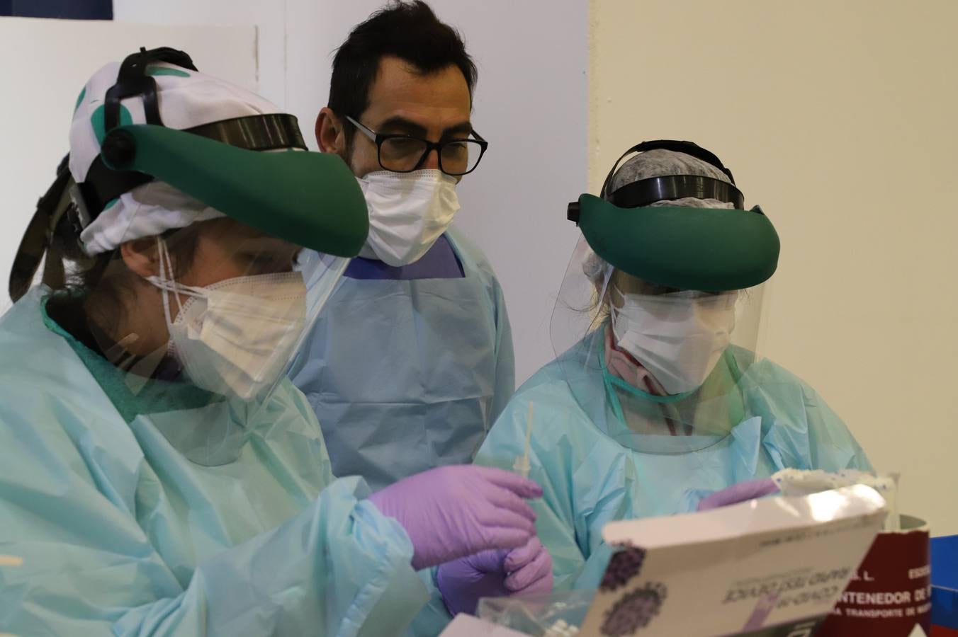 Las pruebas se realizan en el punto autocovid ubicado en uno de los pabellones de Feval