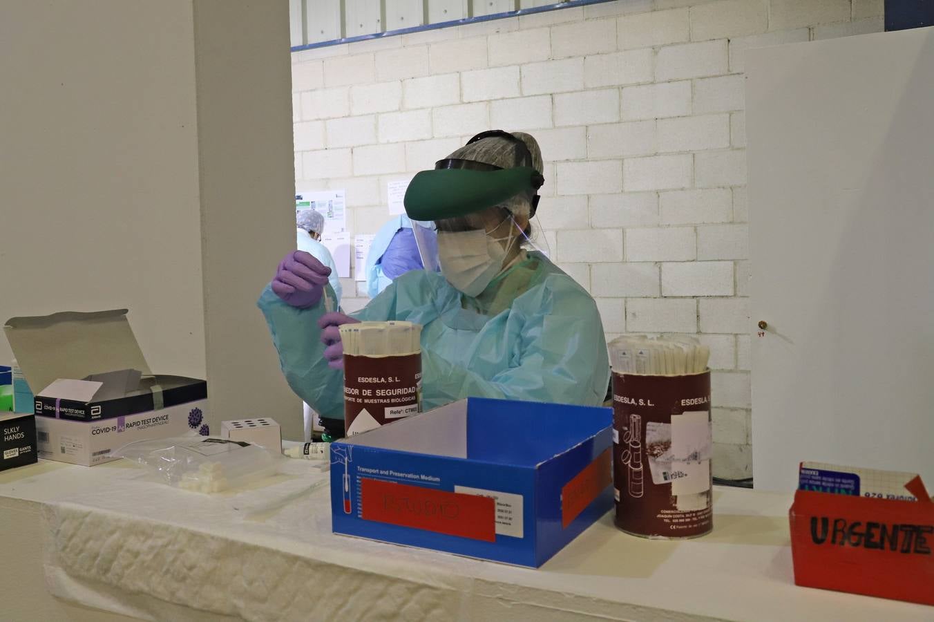 Las pruebas se realizan en el punto autocovid ubicado en uno de los pabellones de Feval