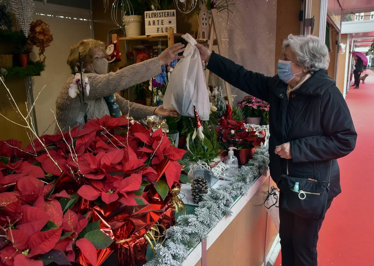 Una niña le entrega la carta de los Reyes Magos al embajador real en el templete del Paseo de San Francisco