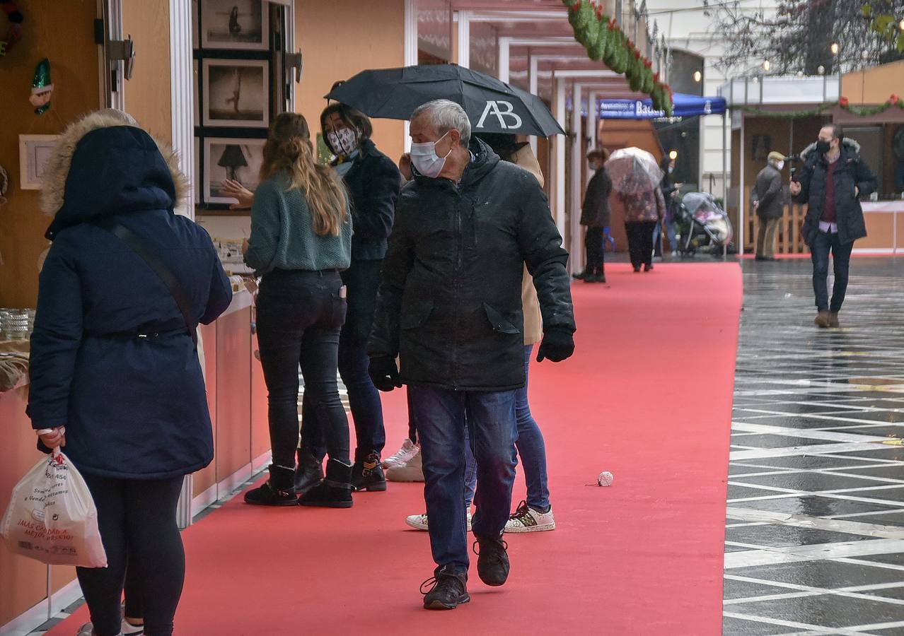 Una niña le entrega la carta de los Reyes Magos al embajador real en el templete del Paseo de San Francisco