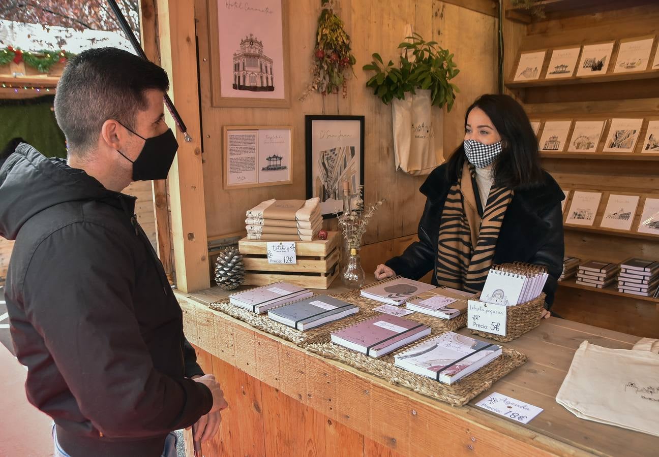 Una niña le entrega la carta de los Reyes Magos al embajador real en el templete del Paseo de San Francisco