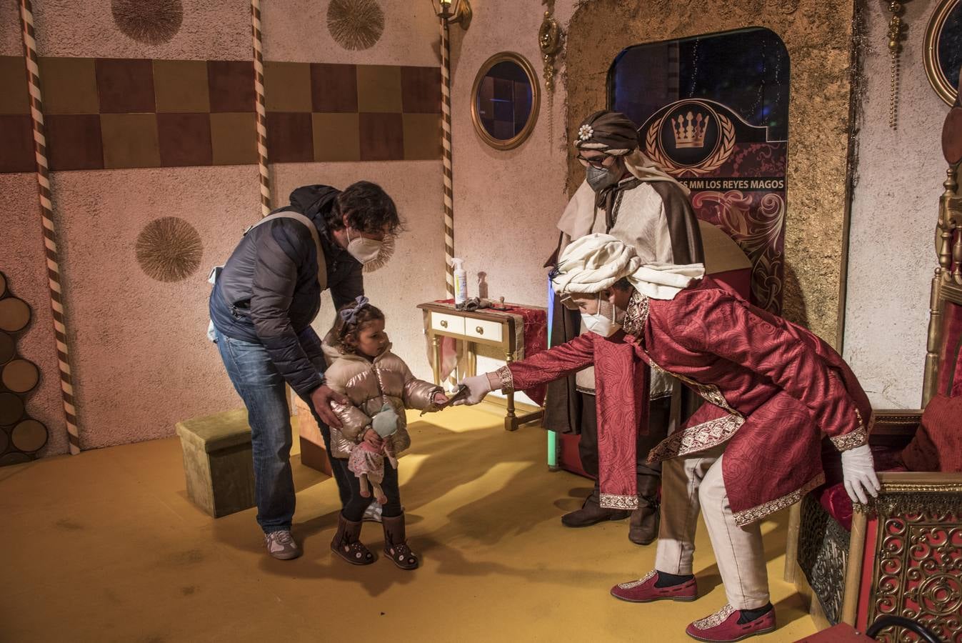 Una niña le entrega la carta de los Reyes Magos al embajador real en el templete del Paseo de San Francisco