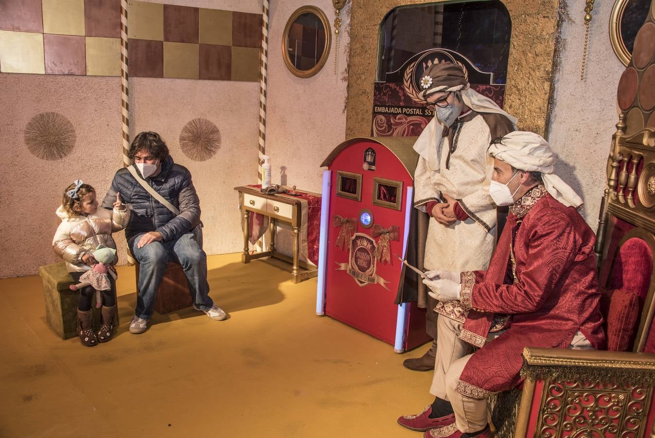 Una niña le entrega la carta de los Reyes Magos al embajador real en el templete del Paseo de San Francisco