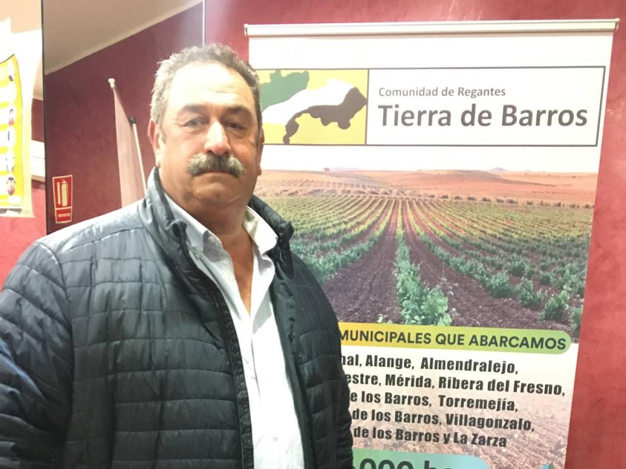 Isidro Hurtado en la nueva sede de la comunidad de regantes. 