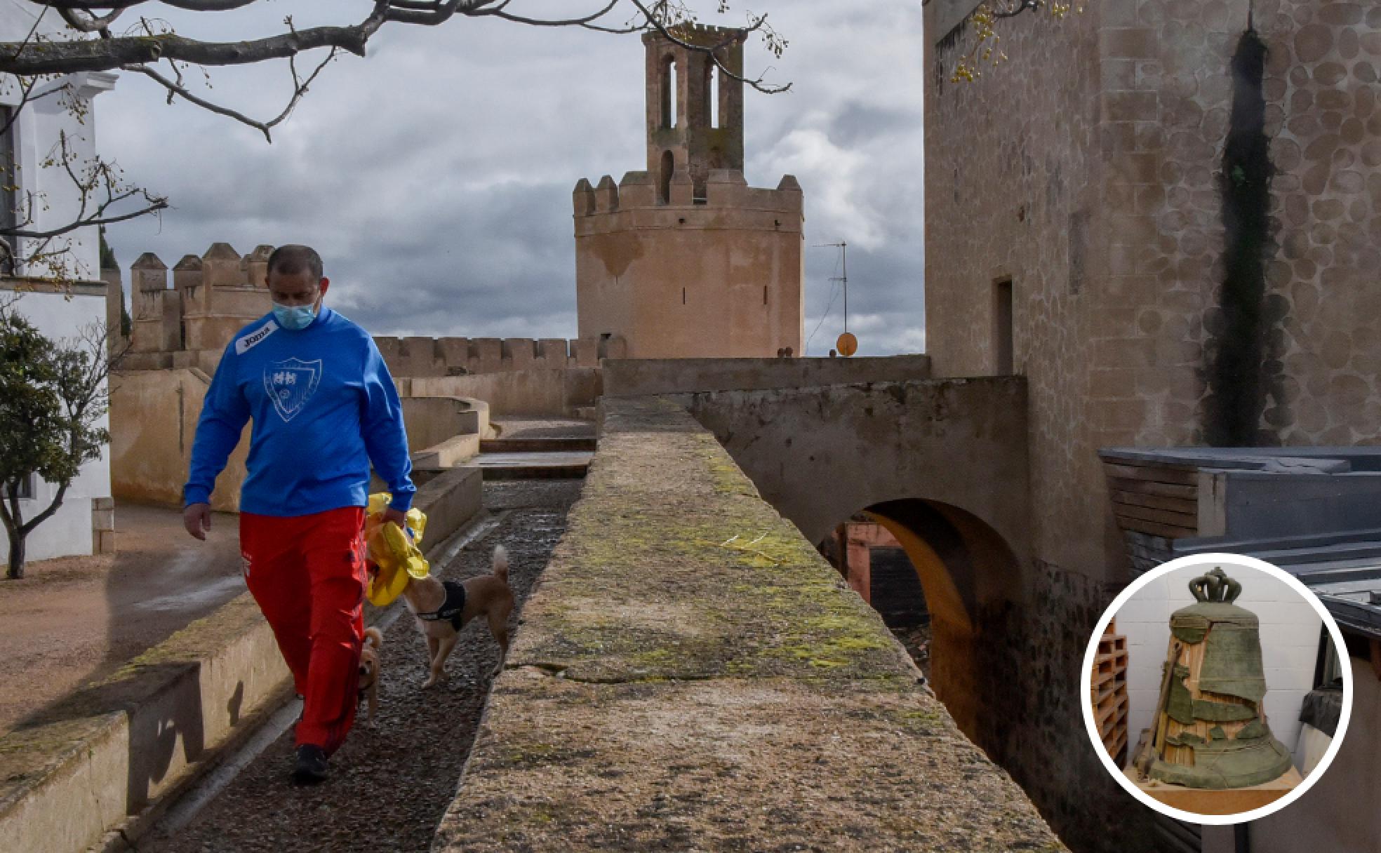 Vista de la torre de Espantaperros desde el adarve de la muralla de la Alcazaba. En la foto detalle, la campana original de la torre de Espantaperros se guarda en el almacén del Museo Arqueológico. 