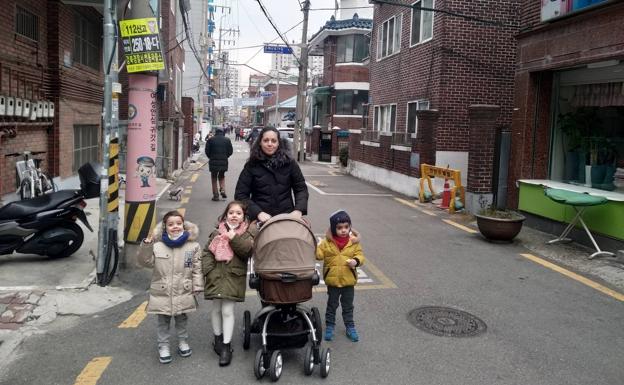Julia Simón en una calle de Seúl, la ciudad que les acoge desde el mes de septiembre de 2018. 