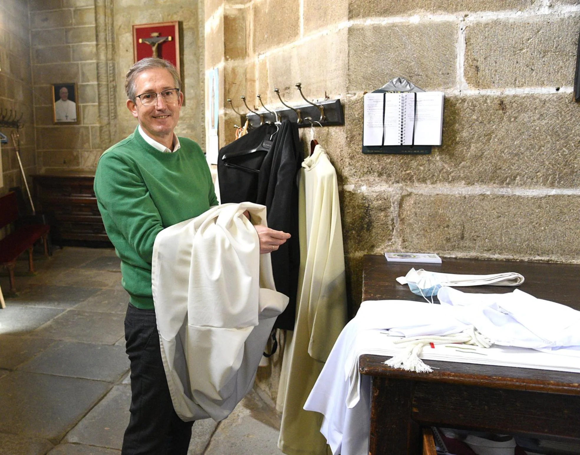 Javier Tovar se prepara para recibir los ministerios de lectorado y acolitado en la Catedral. 