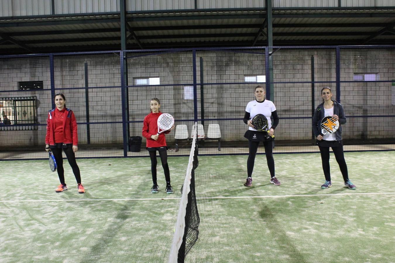 Las jugadoras que disputaron la final de la 1ª categoría femenina guardaron, al igual que el resto de participantes, una distancia de seguridad prudencial y simbólica antes de comenzar