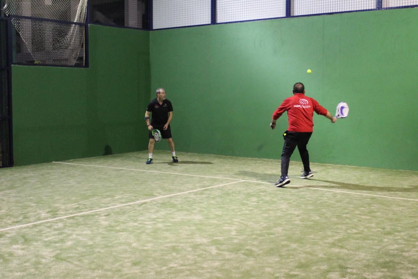 Chele Fernánez observa cómo Jacinto Suárez devuelve una bola 