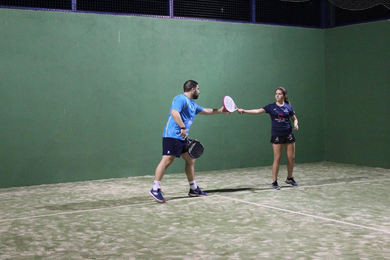 Diego Barrena y Aitana Galán, hija de Juanfe, compañero lesionado, chocan en señal de apoyo mutuo