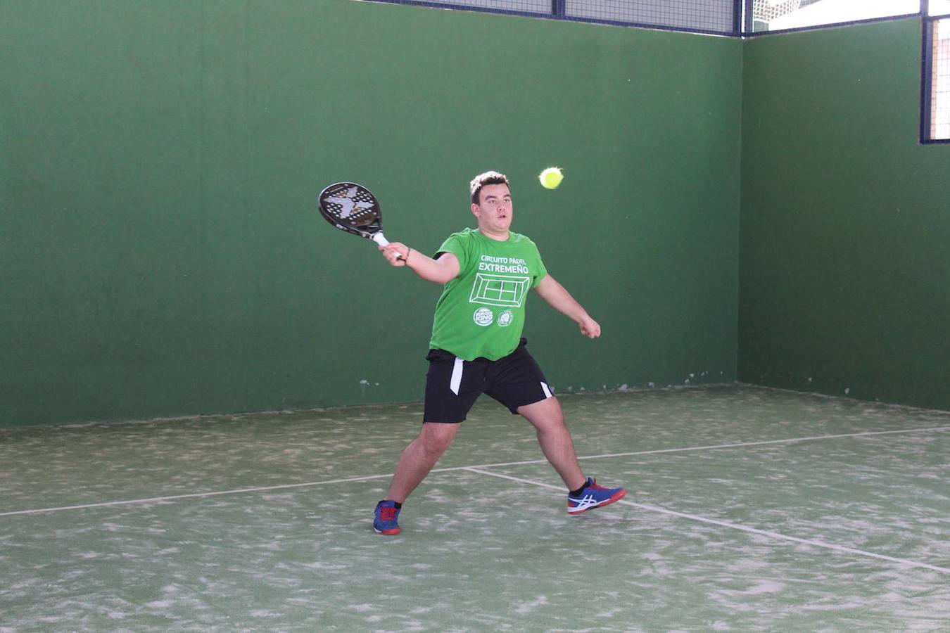 Alberto Barrena a punto de golpear la pelota