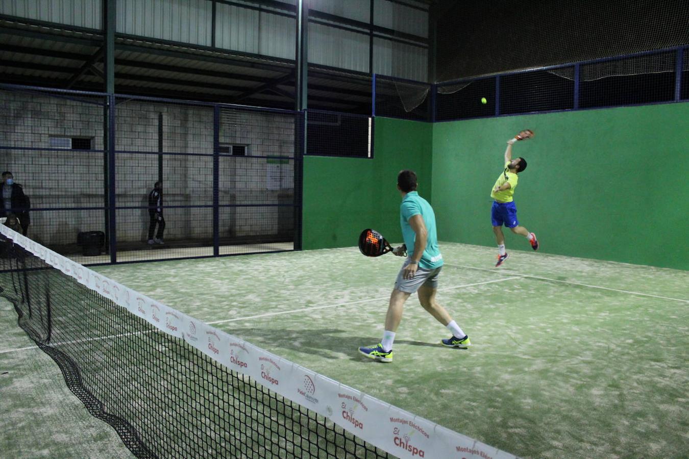 Adrián Cañas se alza ante su hermano Nico para rematar una bola