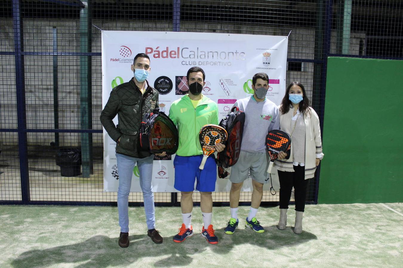 Los hermanos Nico y Adrián Cañas reciben su premio como ganadores de la Master