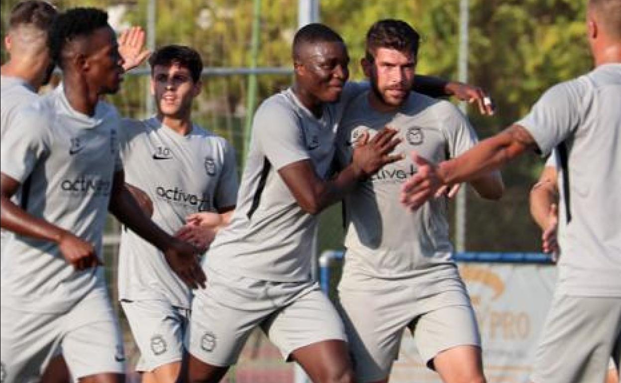 Foto de archivo de Ginaid, junto a sus compañeros.