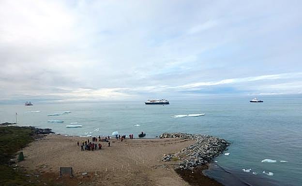 Pasajeros de un crucero llegan a Pond Inlet, en Nunavut. 