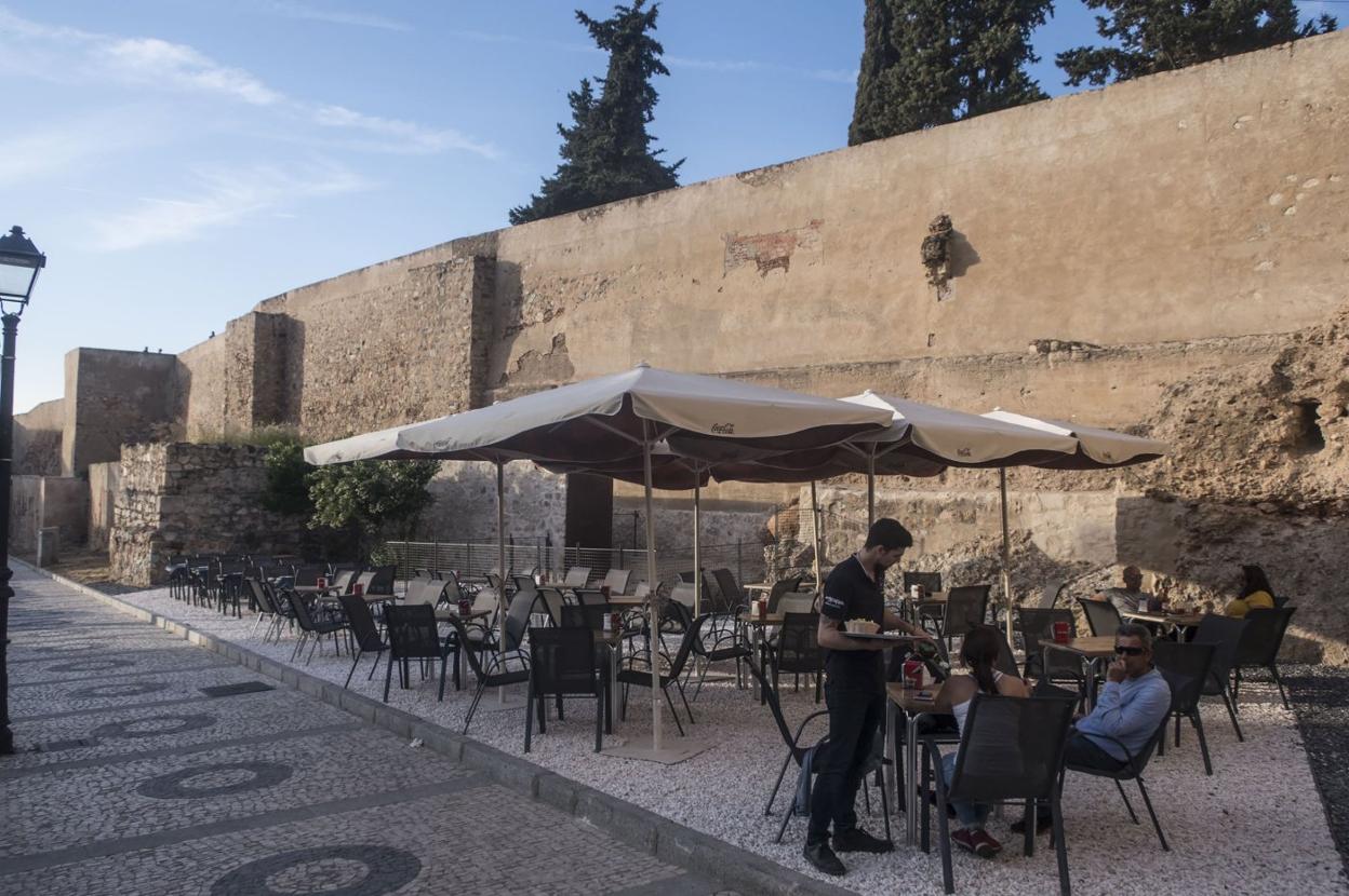 Tramo de la muralla ya rehabilitada y donde partirán las obras. hoy