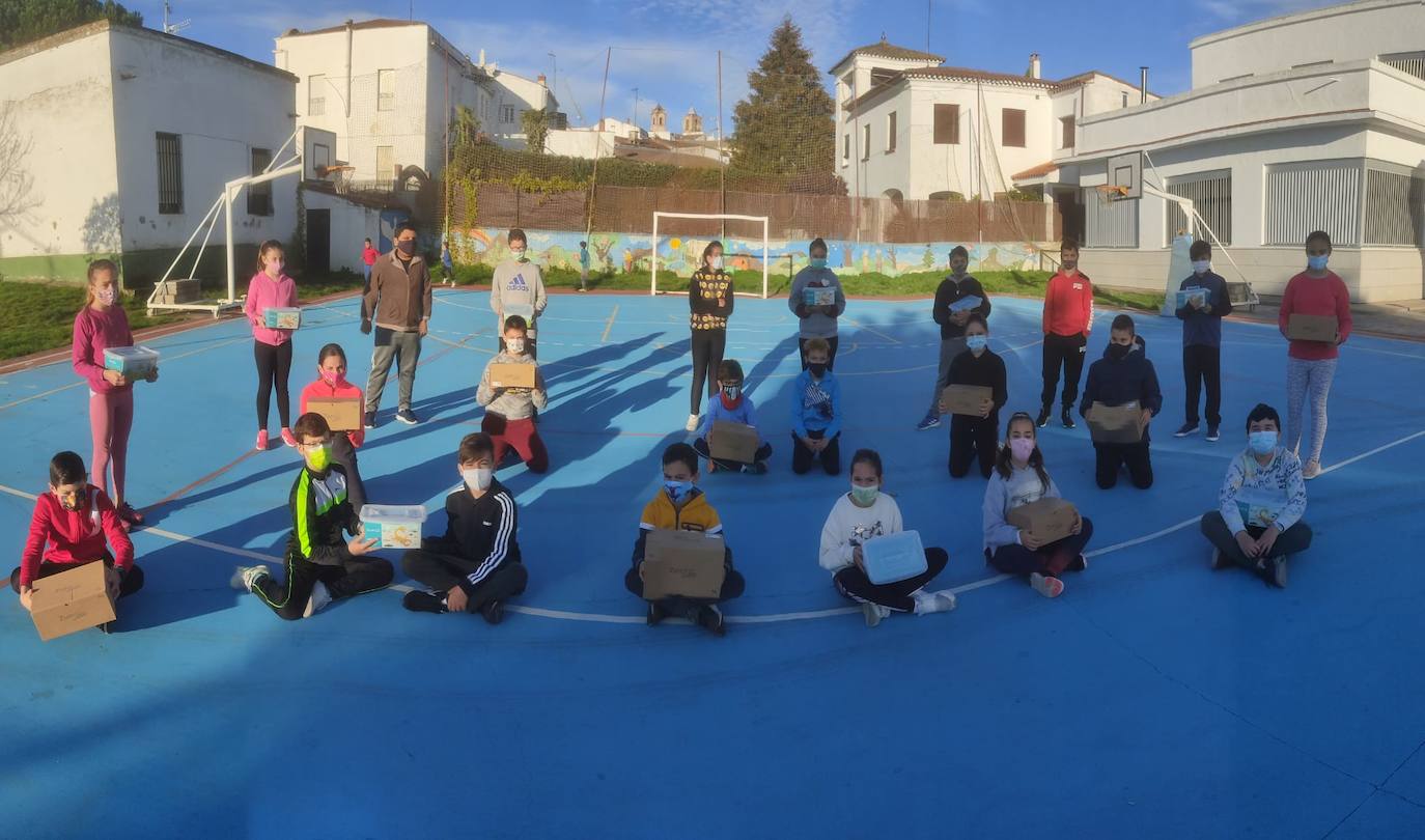 Alumnos del CEIP Arias Montano con los kits de robótica