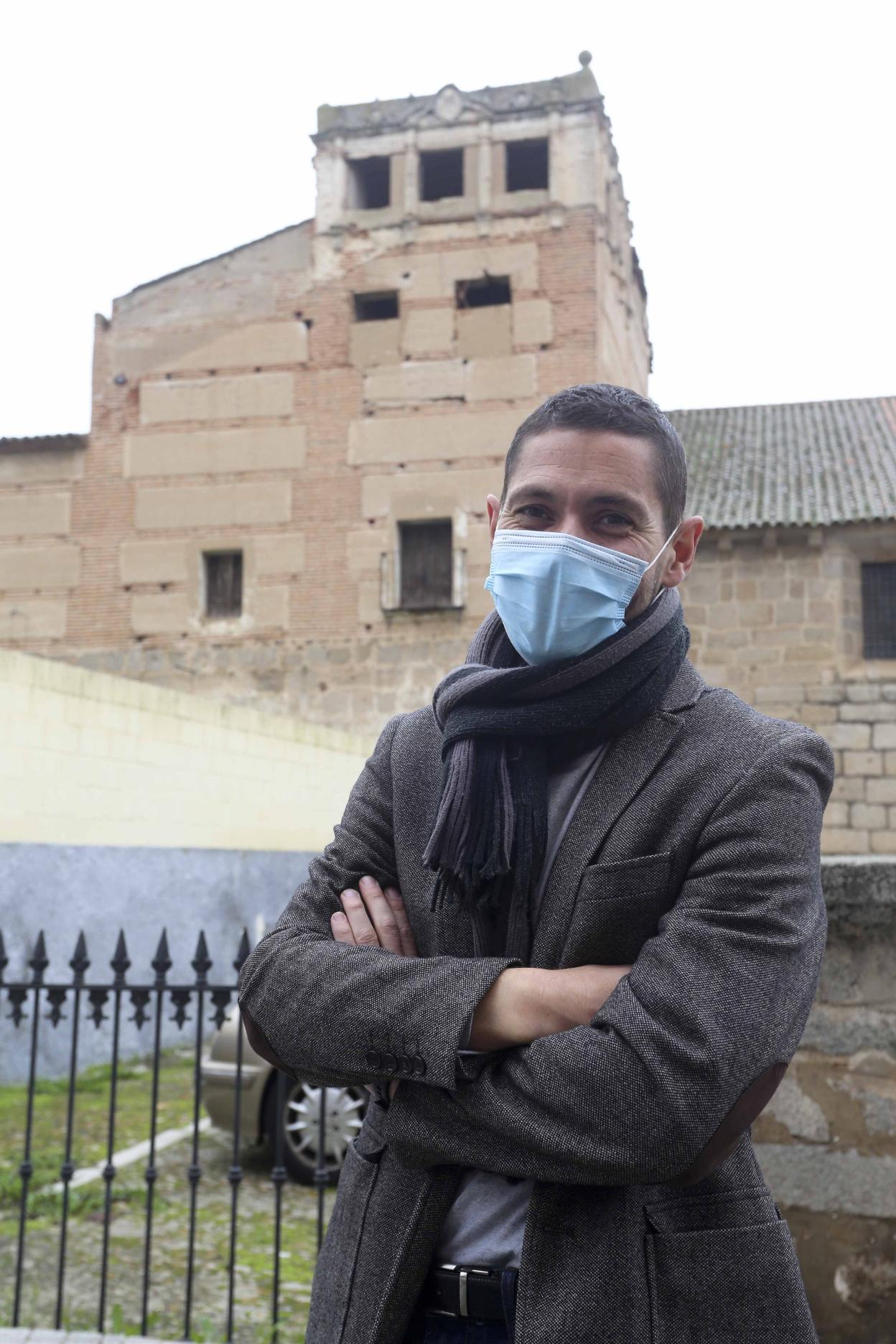 El arquitecto Rubén Cabecera delante del antiguo convento de Las Freylas. 