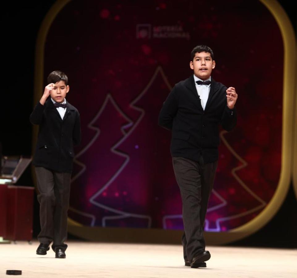 Los hermanos Dávalos han cantado dos de los quintos premios.