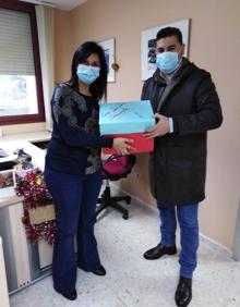 Imagen secundaria 2 - En los textos, los niños agradecieron su labor a los sanitarios (arriba), aunque los más pequeños hicieron, sobre todo, dibujos (abajo a la izquierda). Juan Pablo Marín entregó todas las cartas a María José Sánchez Melo, directora médica del hospital emeritense (abajo a la derecha) 