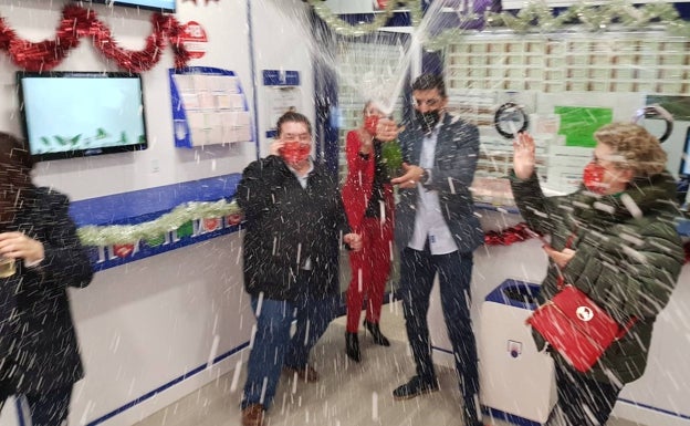 Celebracion en 'La cereza de oro' por los dos premios dados. 