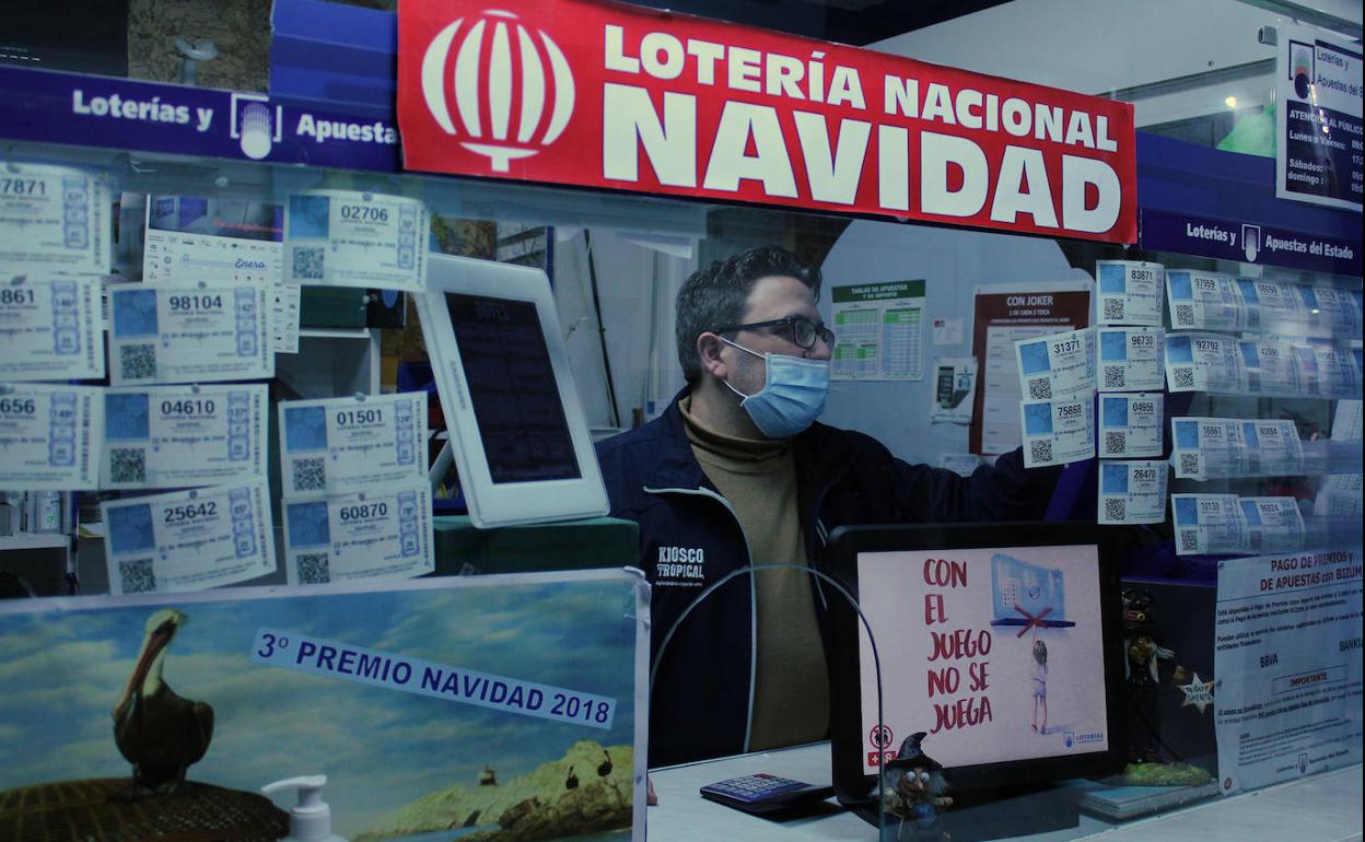 Juan Carlos Pérez en su administración el último día antes de la Lotería de Navidad