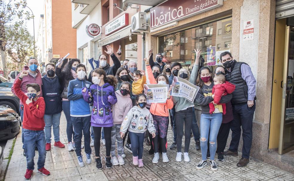 Celebración ayer en la puerta de la librería Ibérica en la avenida Ricardo Carapeto Zambrano.