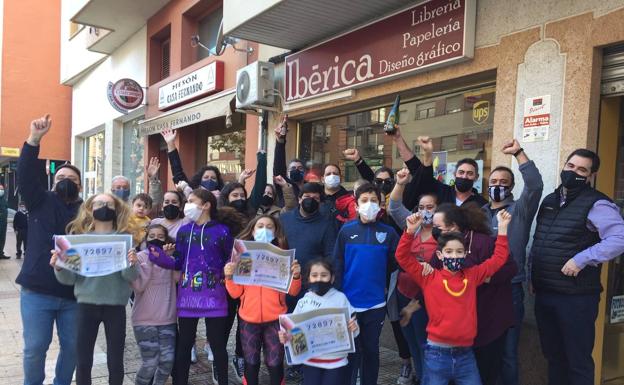 Los premiados lo han celebrado a las puertas de la librería Ibérica, ubicada en la calle Ricardo Carapeto.