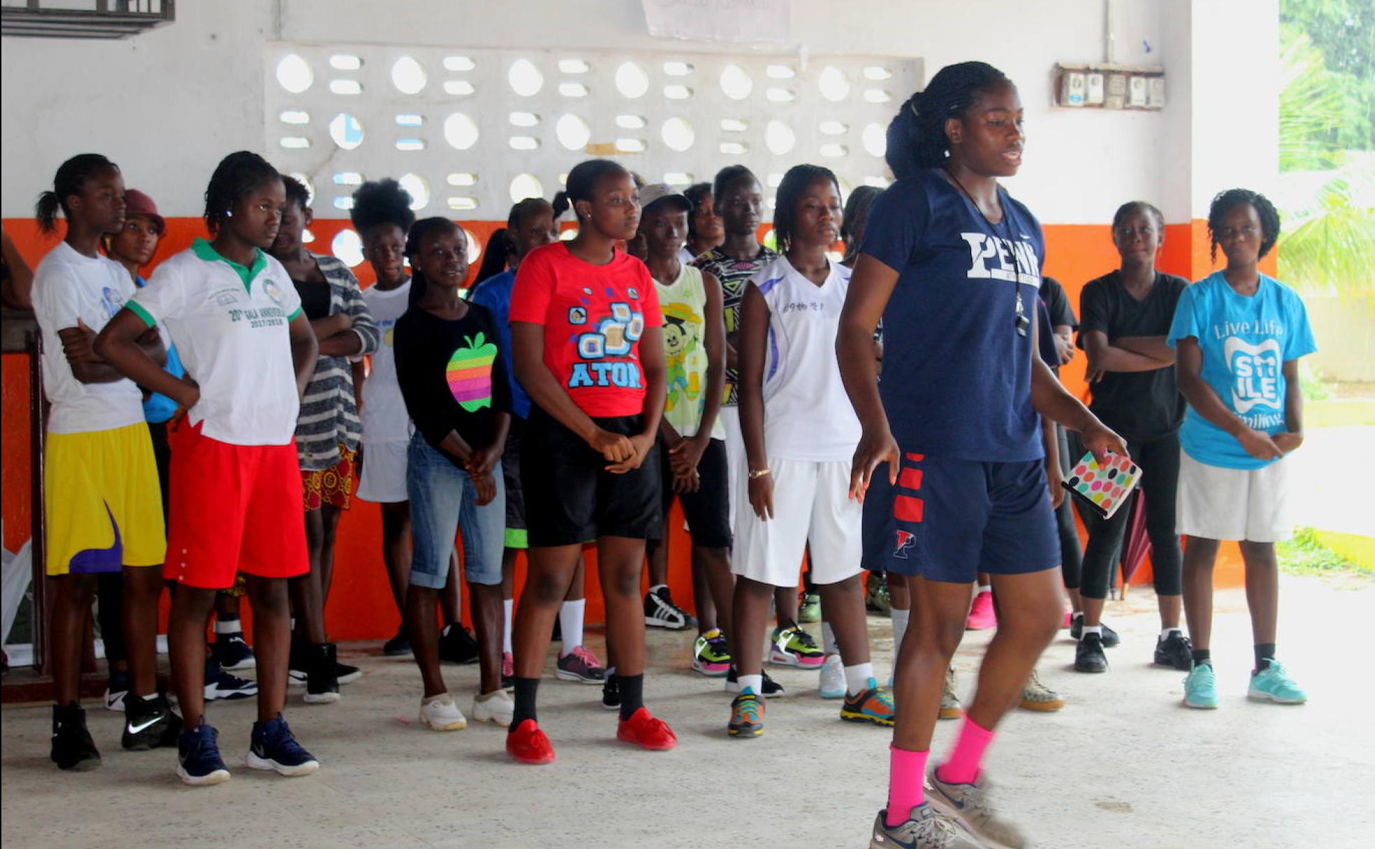 Princess Aghayere, en una de las actividades de la ONG que fundó en Liberia. 