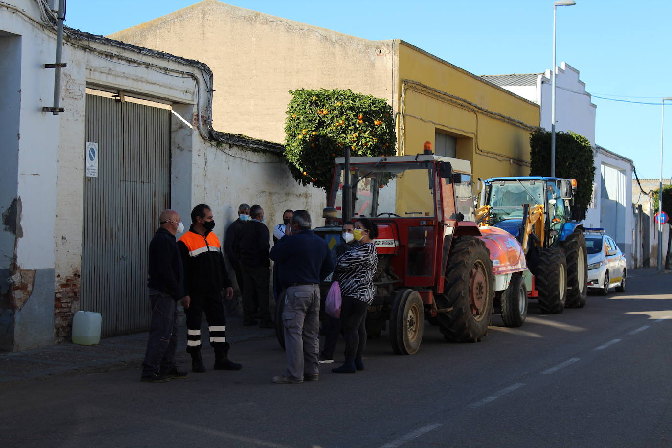 Los voluntarios esperan las últimas instrucciones antes de iniciar la desinfección
