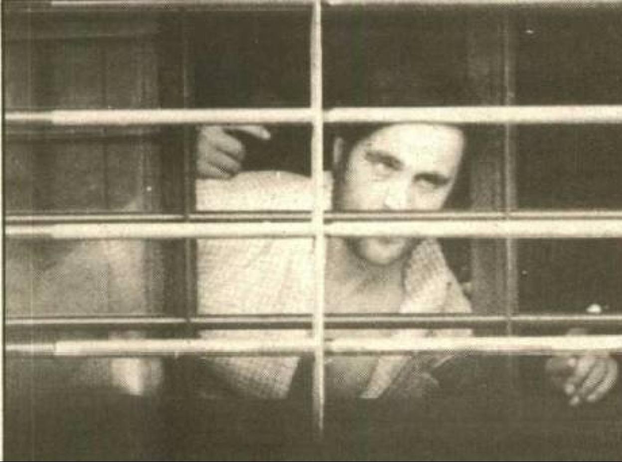 Un preso amenaza a otro con una pistola en la cabeza