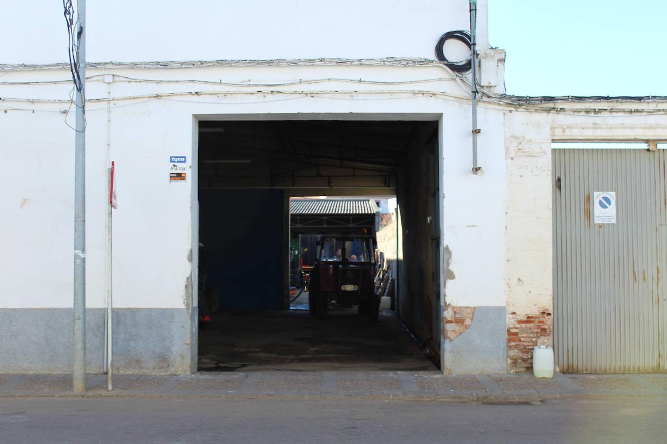 El punto de reunión es una cochera ubicada en la avenida Mérida donde los tractores entran y salen para prepararse antes de comenzar 