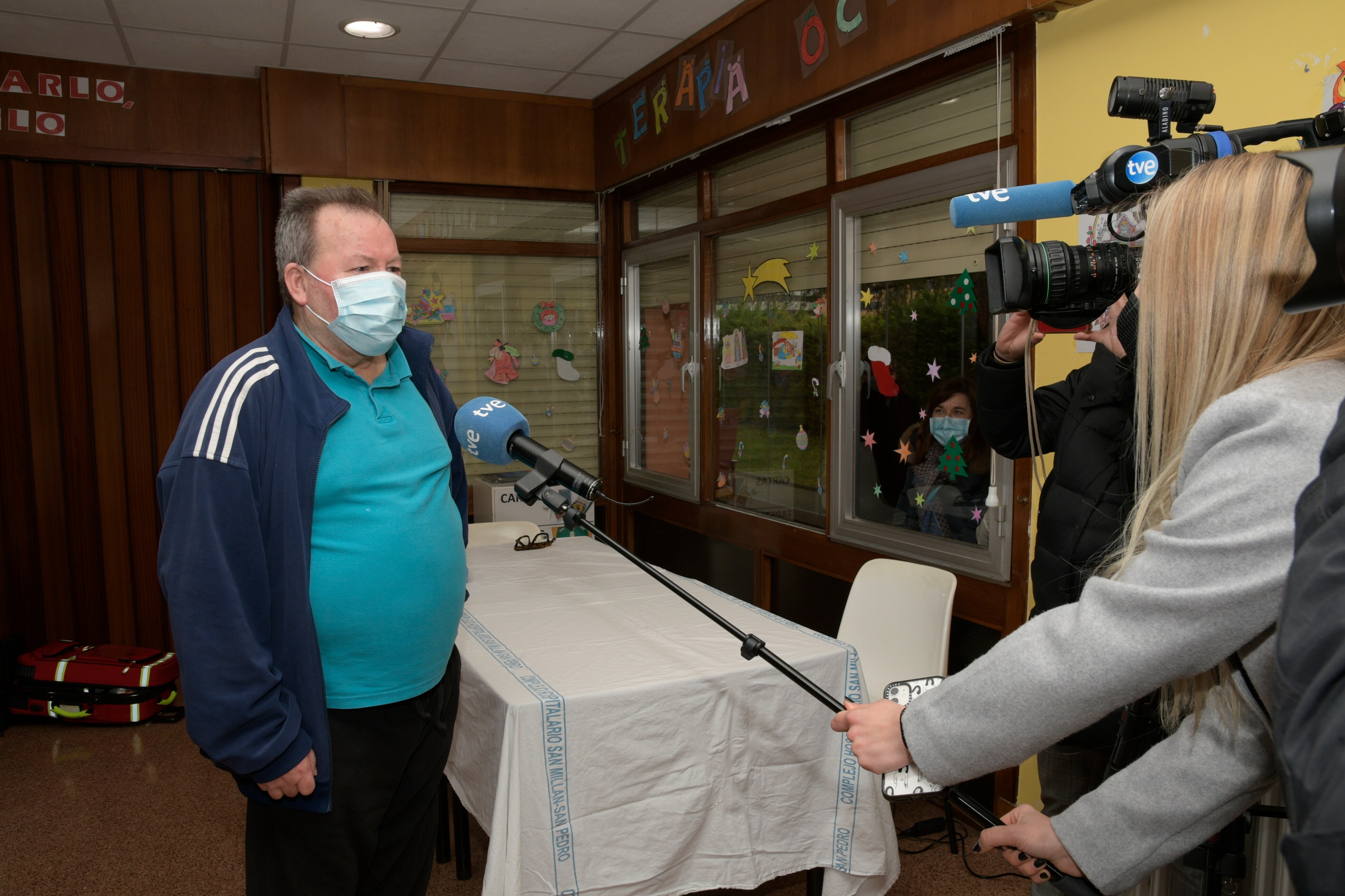 Javier Martín, de 68 años, ha sido el primer hombre en vacunarse en La Rioja. Lo ha hecho en Haro, una de las zonas más golpeads por la primera ola de la pandemia. «Voy a hacer historia con el pinchazo», ha reconocido Javier, que está deseando conocer a su nieto.