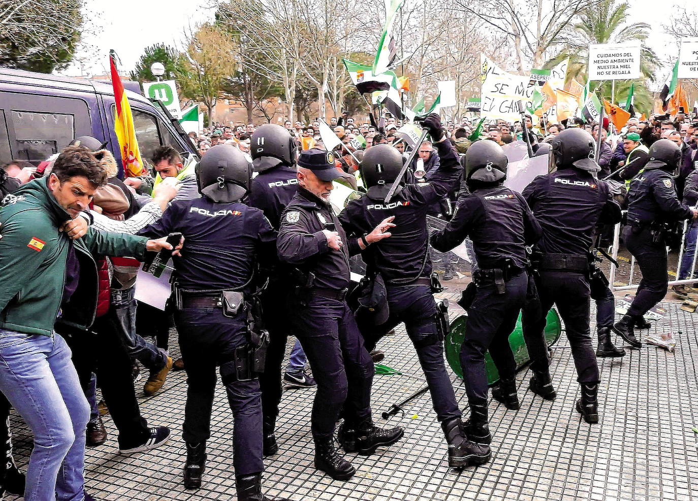 ENERO. Cargas policiales en Feval durante la protesta de agricultores y ganaderos. 