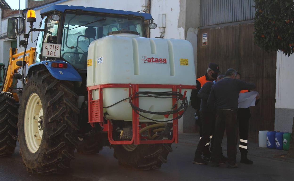 Andrés García, concejal de Sanidad, junto a algún voluntario y varios miembros de Protección Civil en la última desinfección realizada