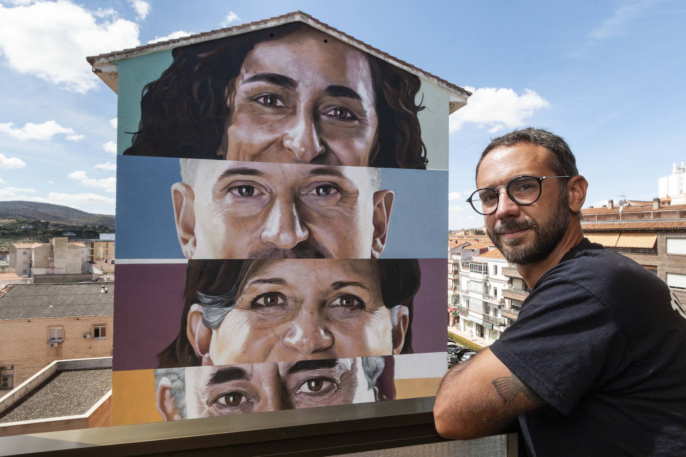 Jesús Mateos Brea finaliza su mural en el lateral del Centro de Salud Luis de Toro en homenaje a todos los profesionales que han estado en primera línea de lucha durante la pandemia.