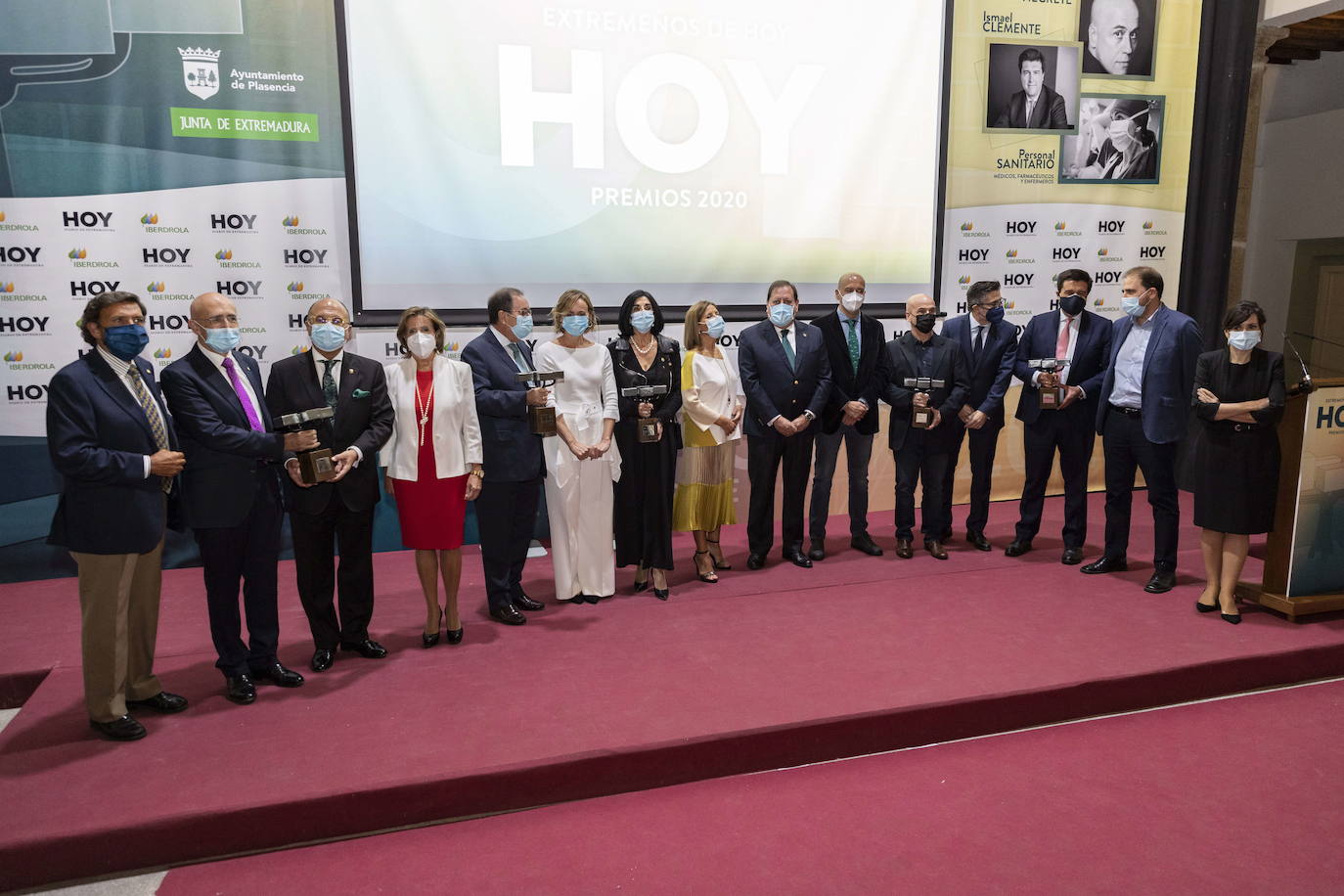 El centro cultural Las Claras de Plasencia acogió la entrega de los premios Extremeños de HOY 2020 en una gala en la que fueron reconocidos los colegios de médicos, enfermería y farmacéuticos de CácereIsmael Clemente y el escritor Javier Negrete. 