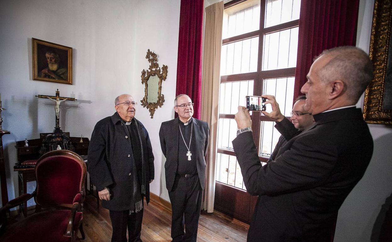 Diego Zambrano toma una foto a Francisco Cerro con un sacerdote el día de su desigación como arzobispo de Toledo, en diciembre de 2019.