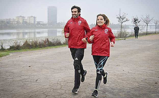Lorena Ventura y Daniel Corbacho corriendo juntos en el parque del río.
