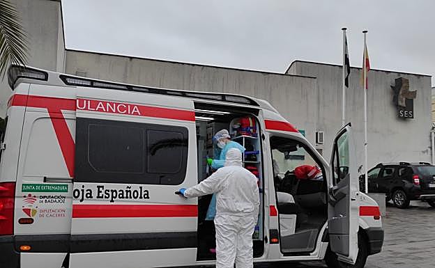 Traslado de personas al centro de salud de Herrera del Duque para someterse a pruebas de detección del coronavirus. 