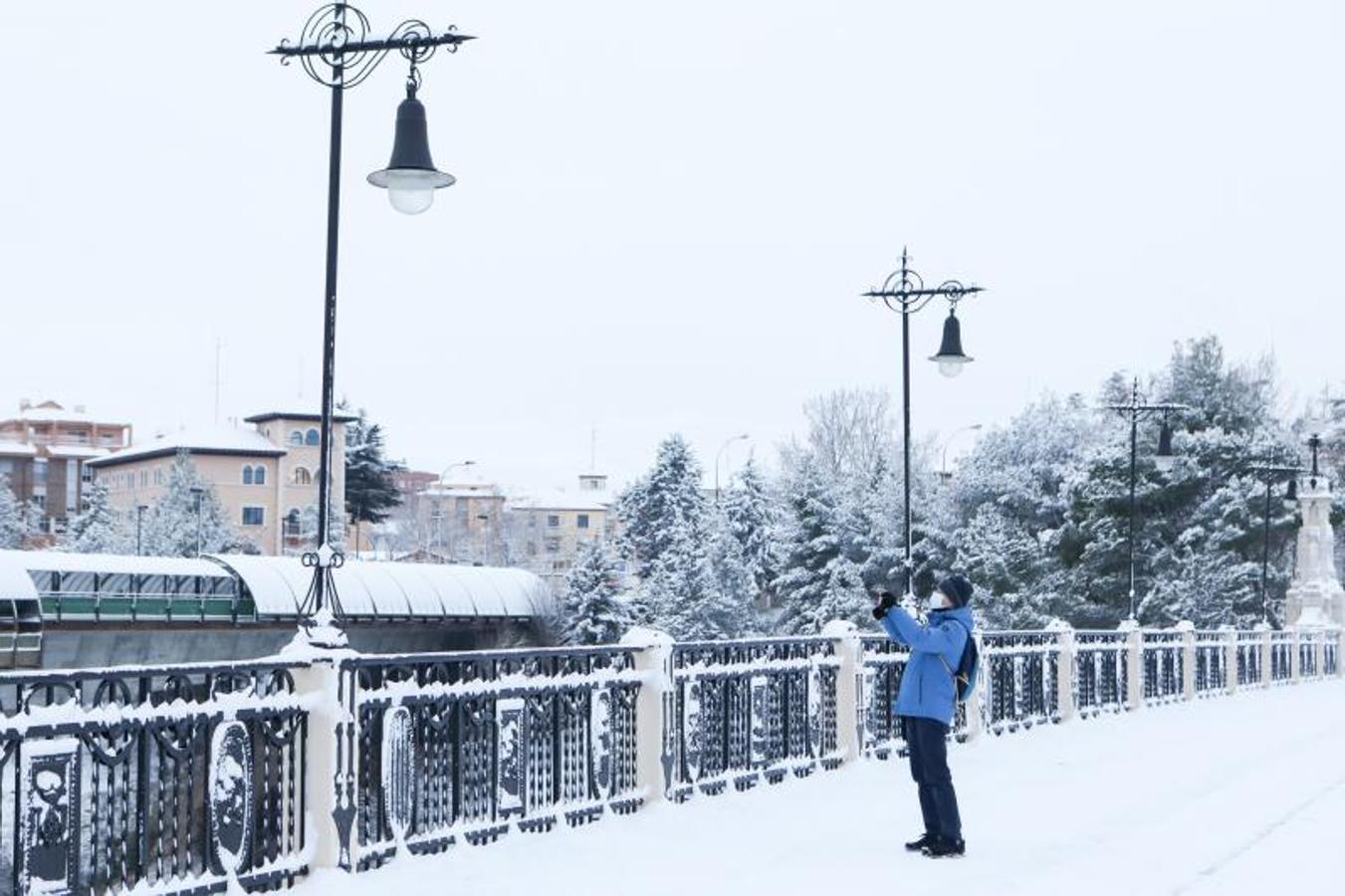 Una gran nevada cae sobre Teruel, en Aragón.