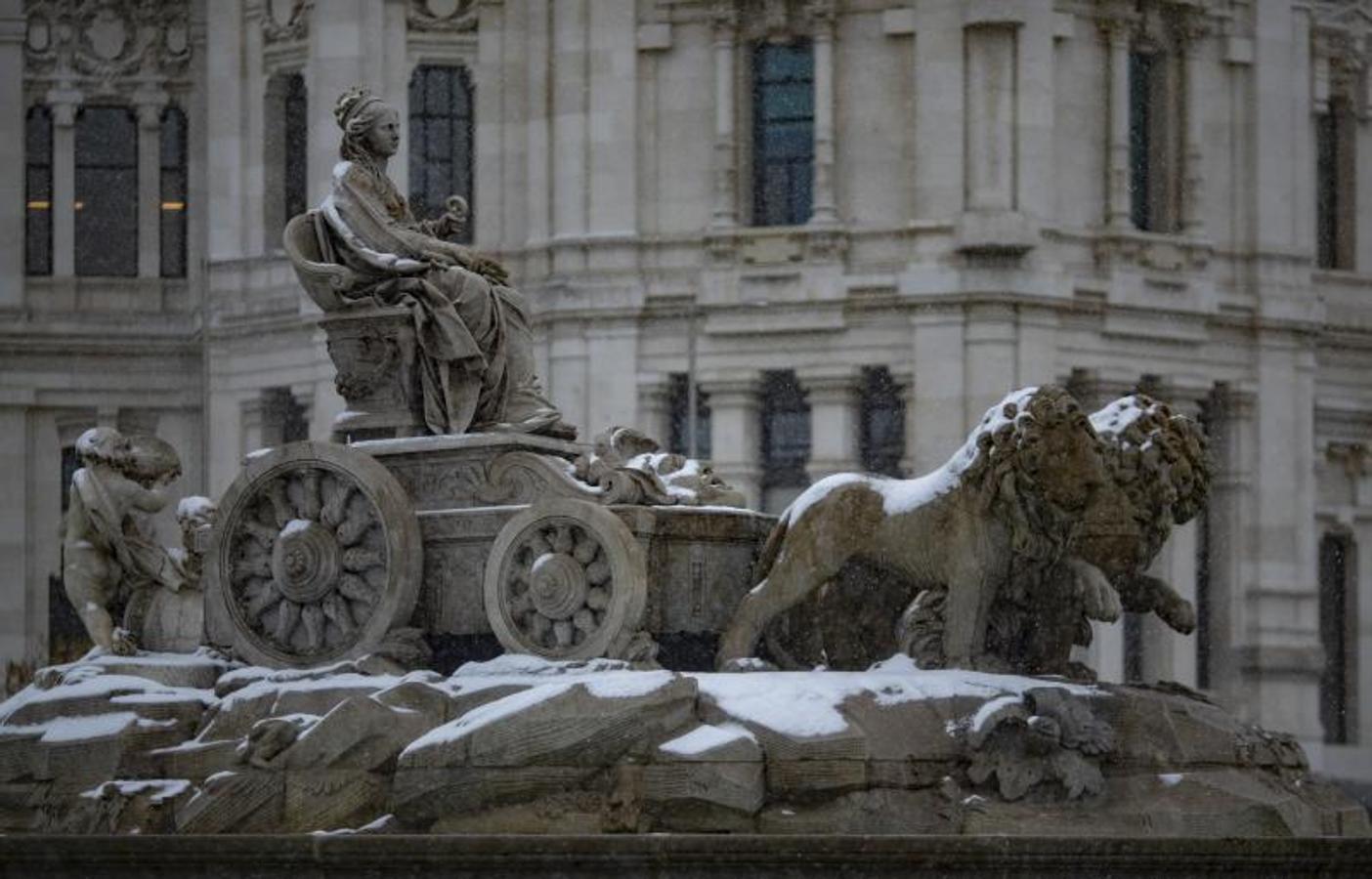 La fuente de Cibeles cubierta de nieve en el segundo día de nieve en la capital tras el paso de la borrasca Filomena, en Madrid.