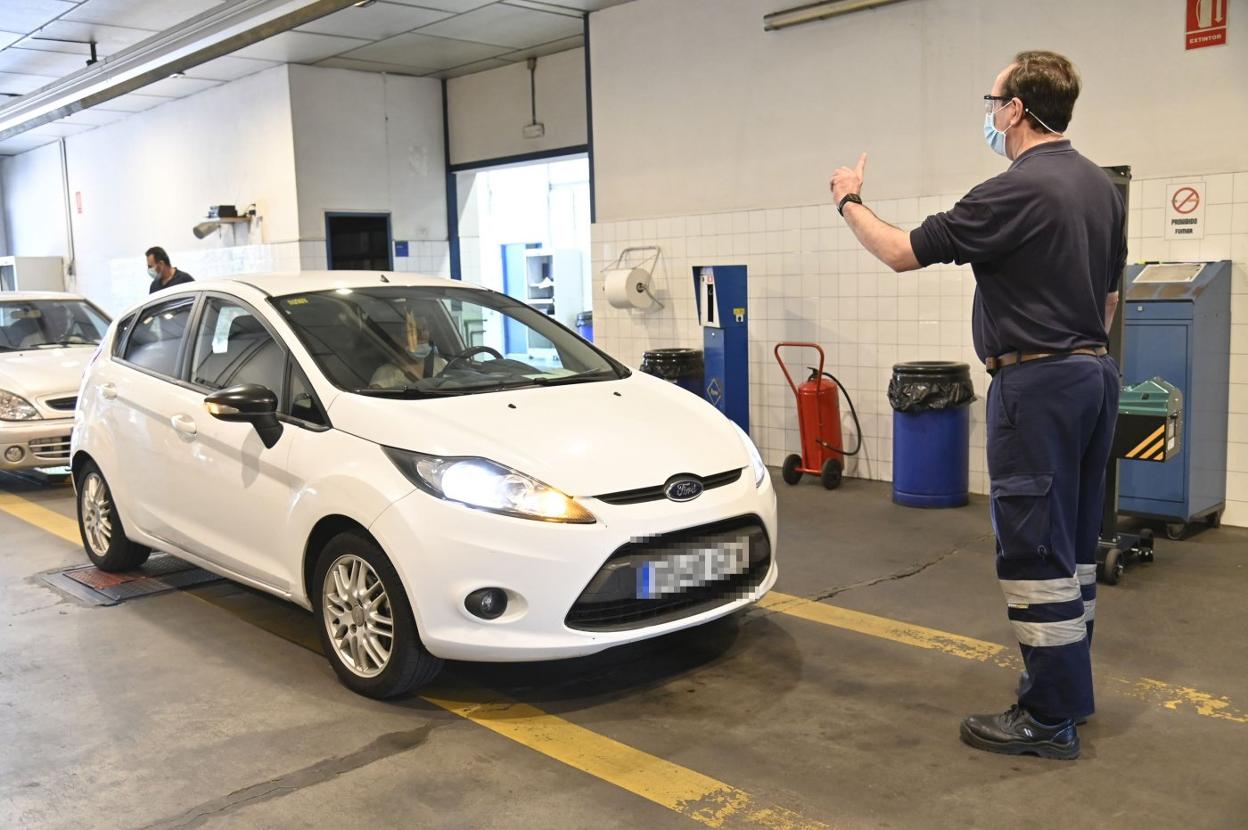 Un operario da instrucciones en la ITV de Badajoz. 