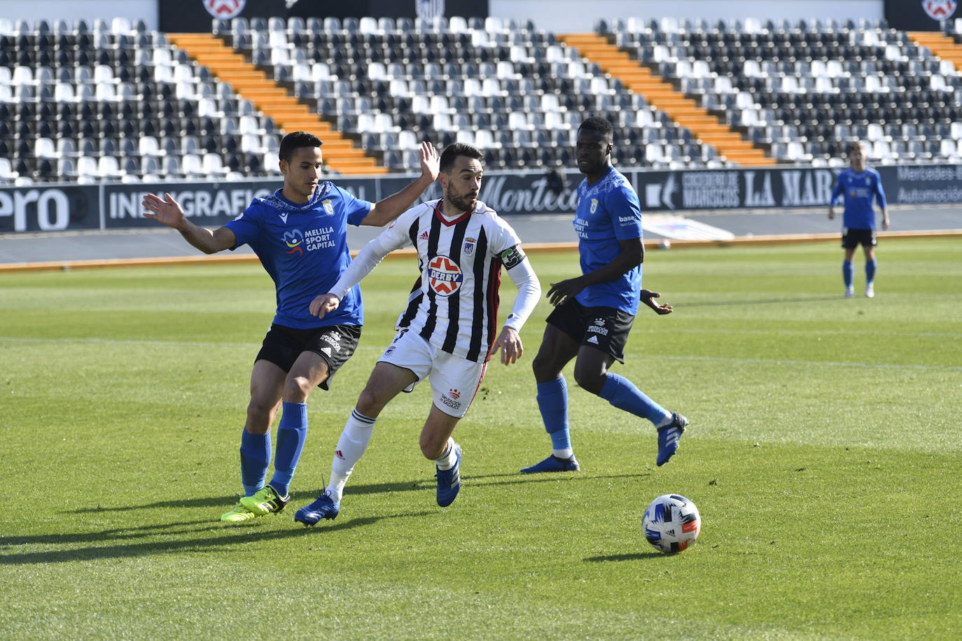 Fotos: El Badajoz vence al Melilla por 2-0 en el Nuevo Vivero